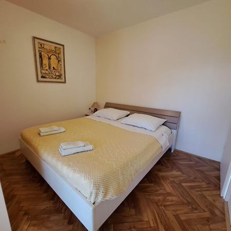 Apartments Sabina I Grapes Malinska Bagian luar foto