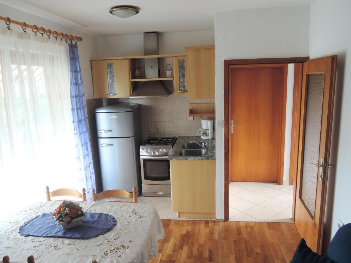 Apartments Sabina I Grapes Malinska Bagian luar foto