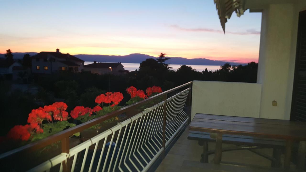 Apartments Sabina I Grapes Malinska Bagian luar foto