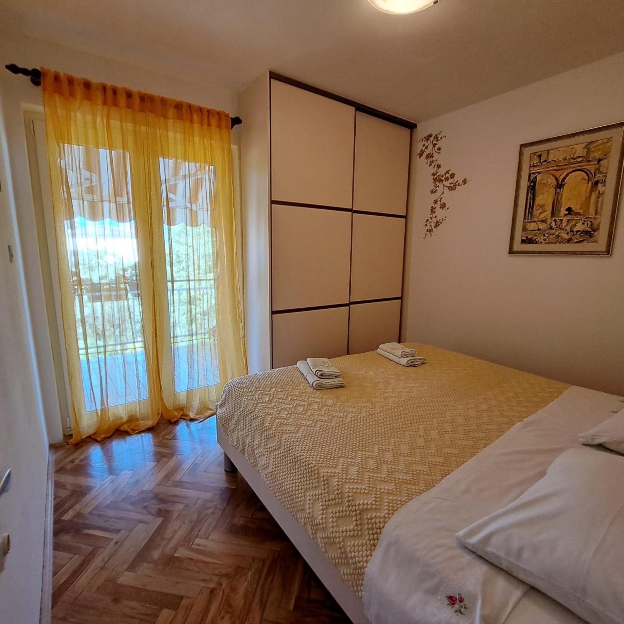 Apartments Sabina I Grapes Malinska Bagian luar foto