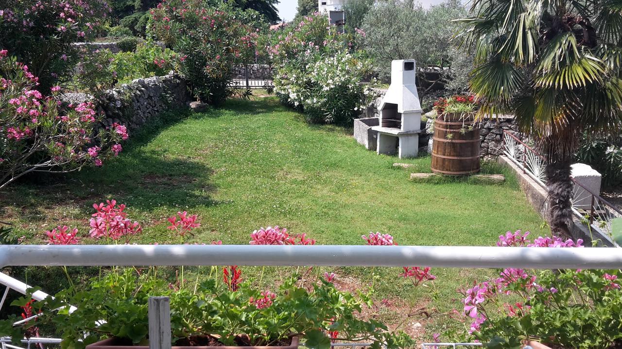 Apartments Sabina I Grapes Malinska Bagian luar foto